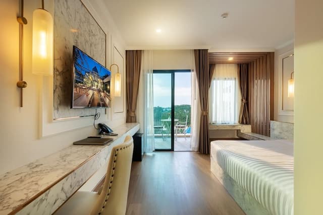 Deluxe King with Bathtub