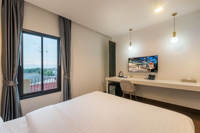 Deluxe Room (King)