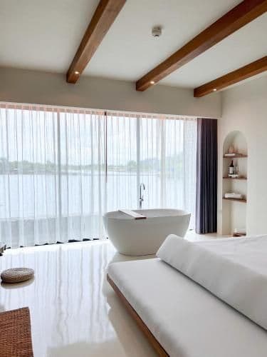 Lake View Love Suite