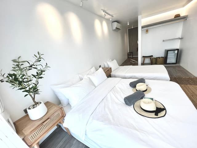 Private Deluxe Double with Single