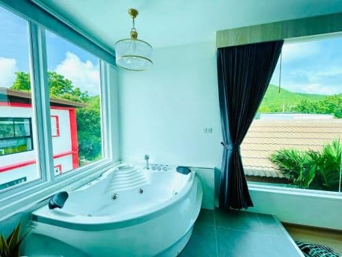 Deluxe Suite with Spa Bath