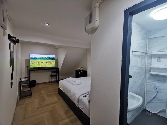 Queen Interior Room, Non Smoking, Private Bathroom