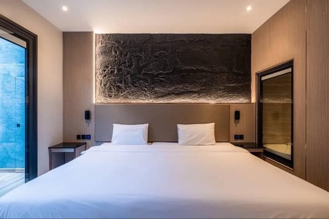 Deluxe - 1 King Bed
