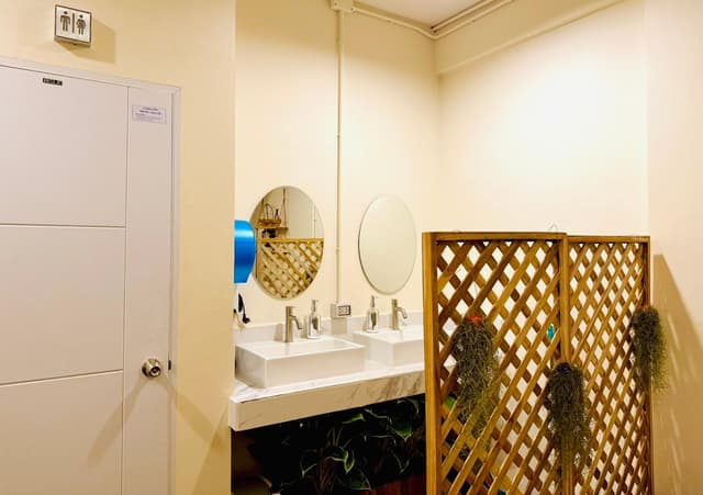 6 Bed Dormitory Room - Shared Bathroom
