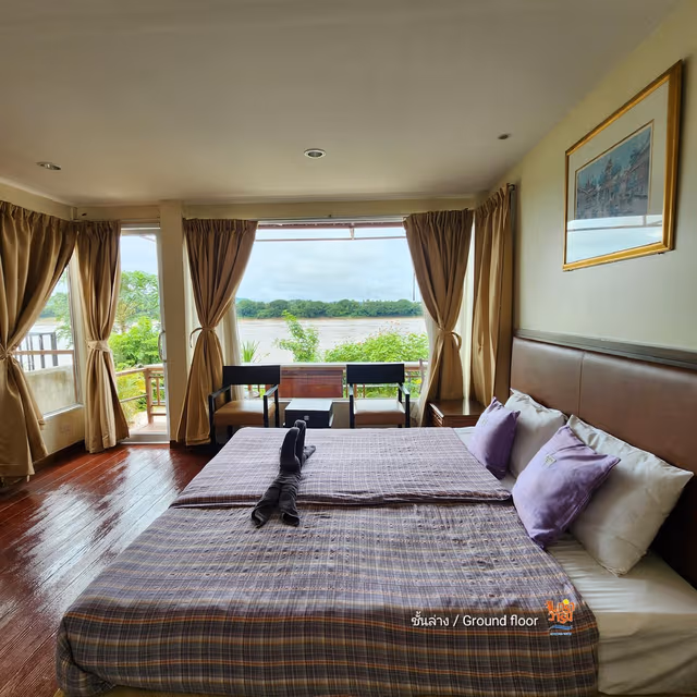 Deluxe River View Room King bed