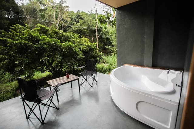 Deluxe Room with Bathtub