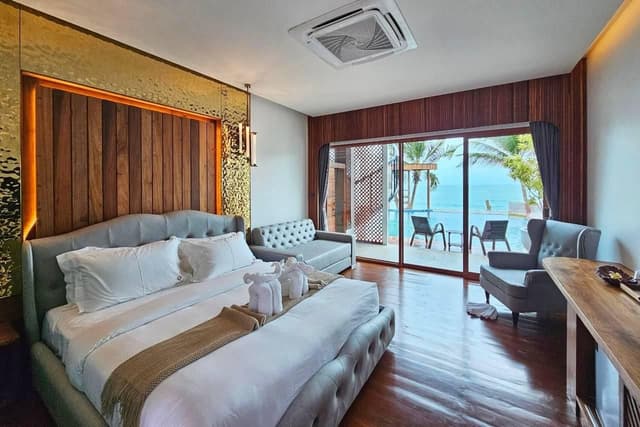 Premier Deluxe Poolside Room
