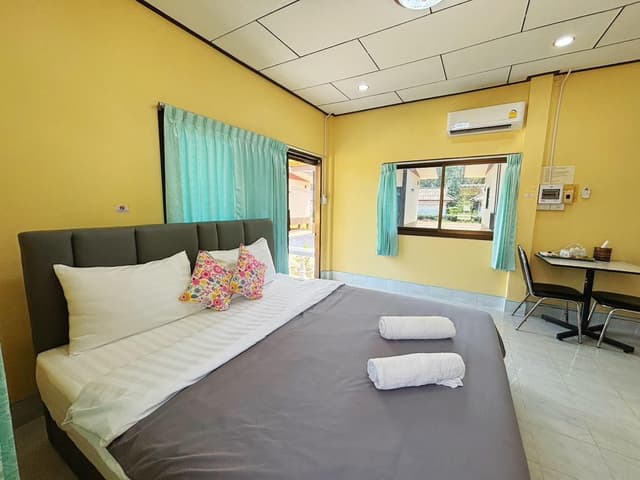 Deluxe 1 King Bedroom