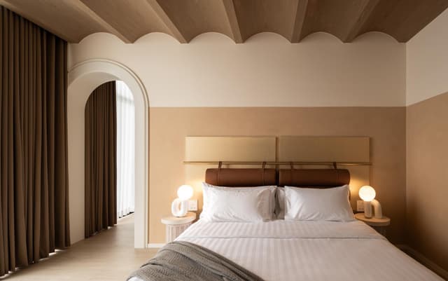 Suite with Bathtub
