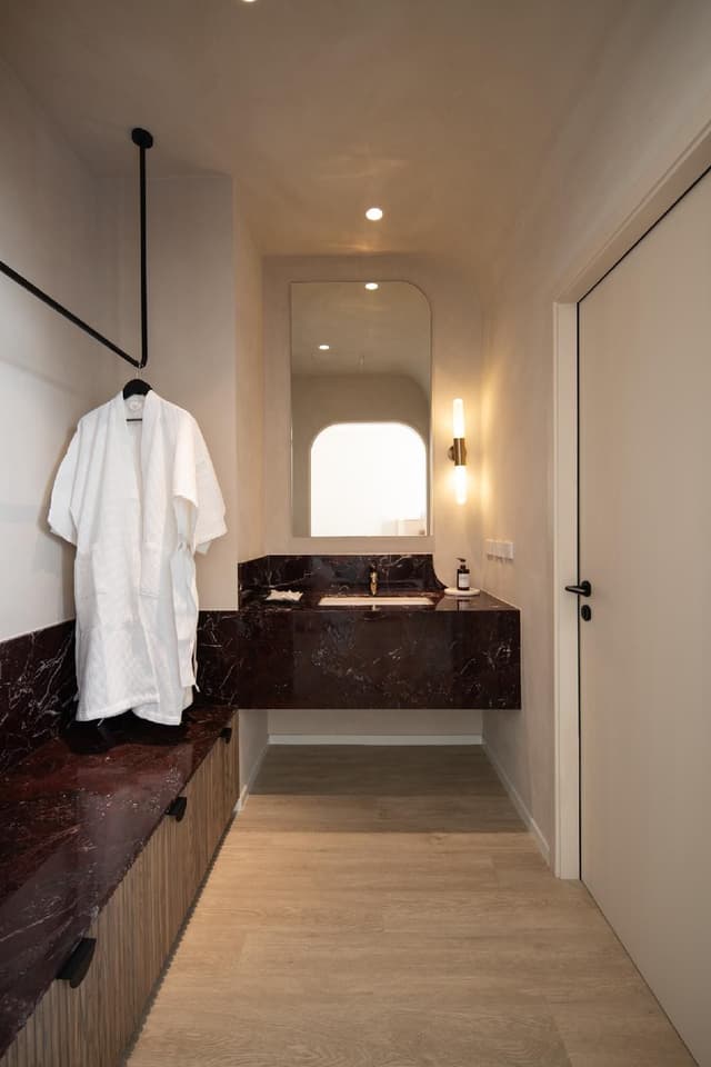 Deluxe with Bathtub