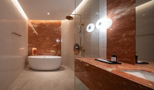 Suite with Bathtub