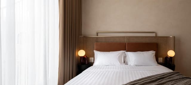 Deluxe with Bathtub