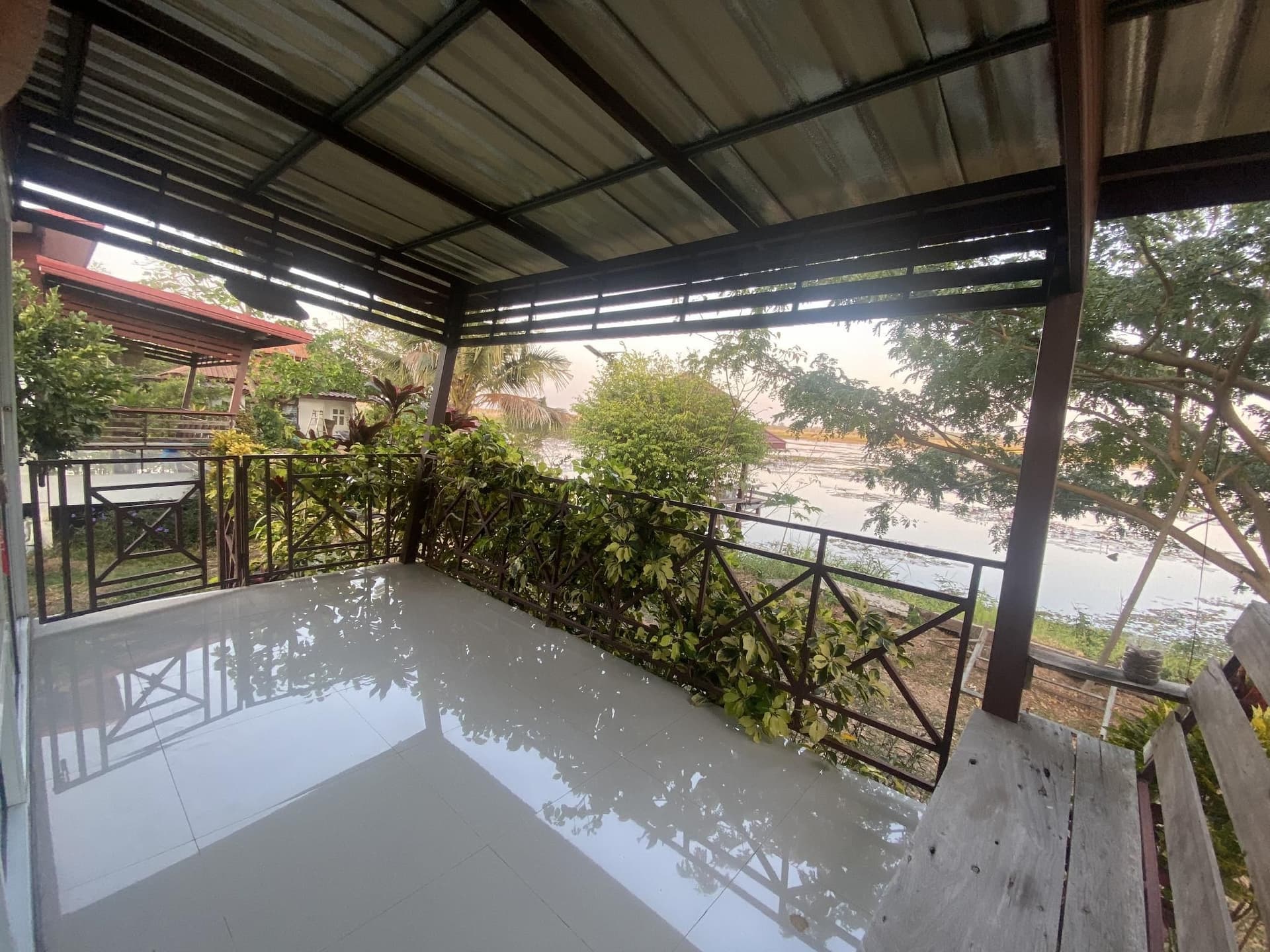 Pao's Baan Suan Home Stay Red Lotus Lakeside.
