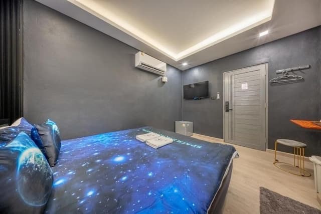 Standard King Room With Private Bathroom