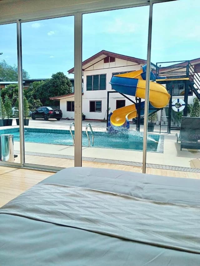 4 Bedrooms Villa