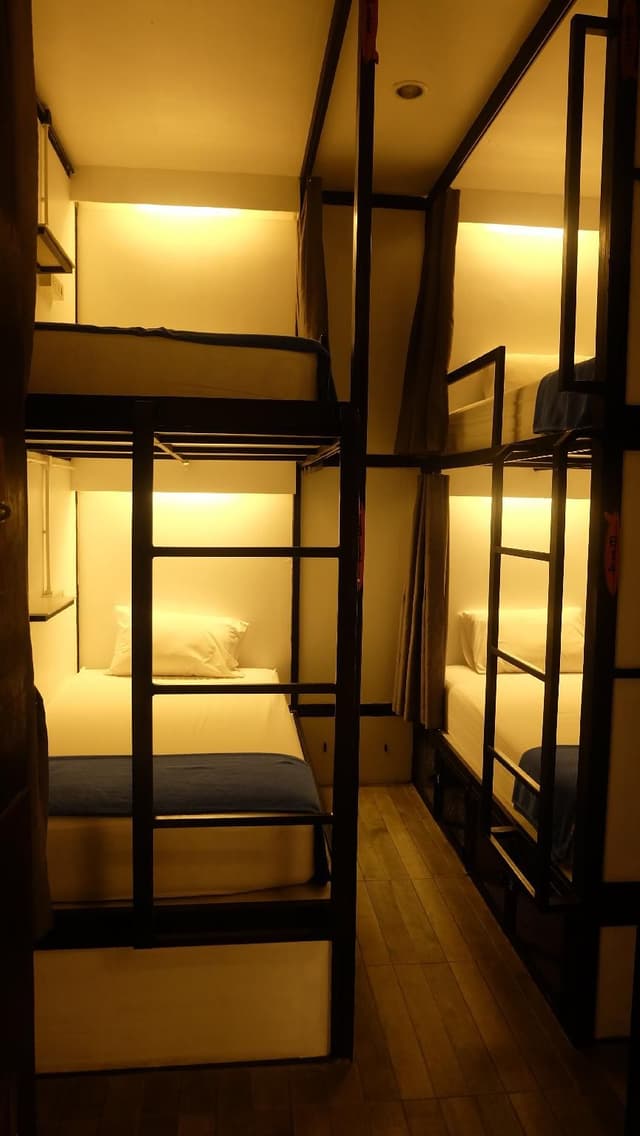 Mixed Pod 6 Beds Room with Shared Bathroom