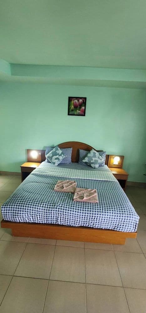 Standard Queen Room