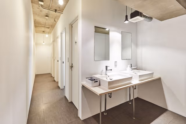 Mixed Dormitory, Shared Bathroom