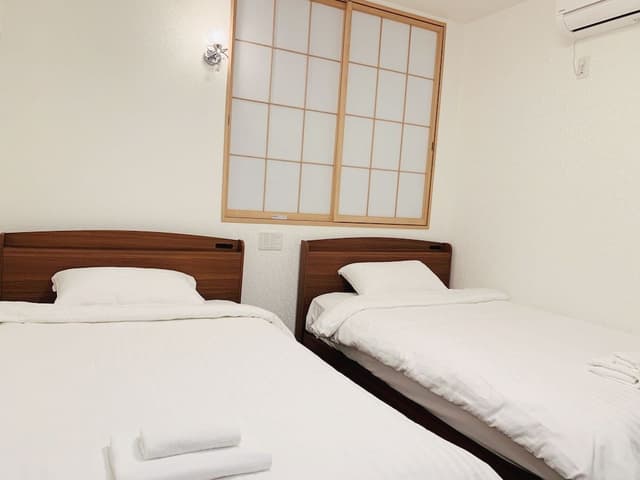 Twin Room, Private Bathroom (202)
