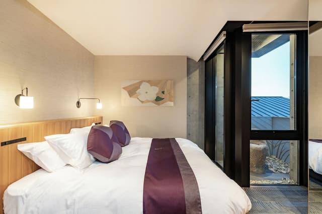 Suite, Balcony (River)