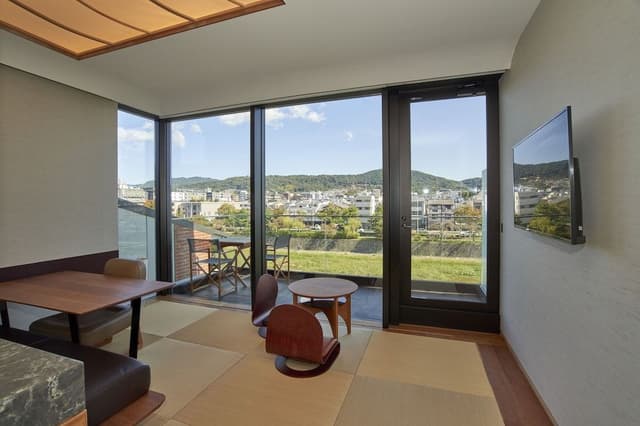 Suite, Balcony (River)