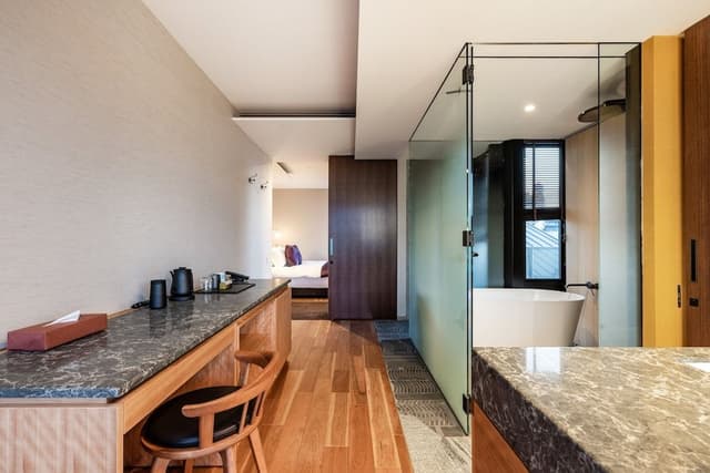 Suite, Balcony (River)