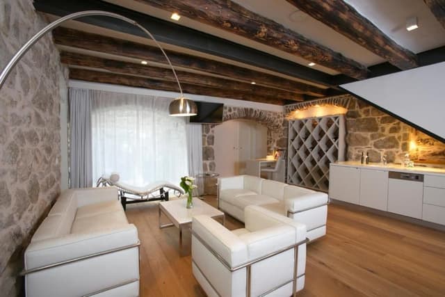 Deluxe three bedroom villa, terrace & jacuzzi 5-6 pax