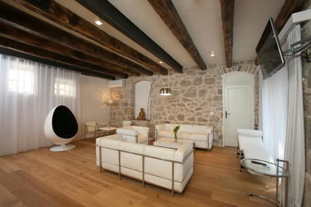 Deluxe three bedroom villa, terrace & jacuzzi 5-6 pax
