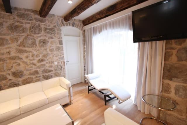 Deluxe three bedroom villa, terrace & jacuzzi 5-6 pax