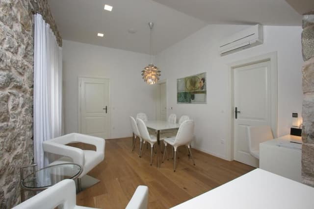 Deluxe three bedroom villa, terrace & jacuzzi 5-6 pax
