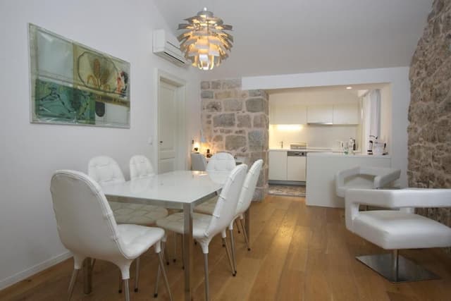 Deluxe three bedroom villa, terrace & jacuzzi 5-6 pax