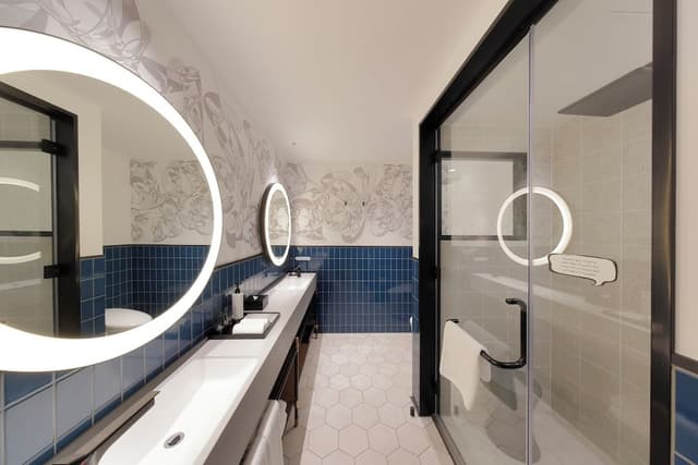 Deluxe Room, 1 King Bed, City View