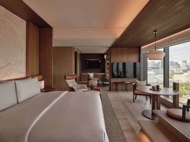 Deluxe Suite, 1 King Bed, City View