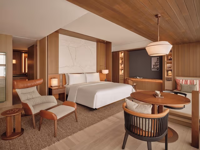 Deluxe Suite, 1 King Bed, City View