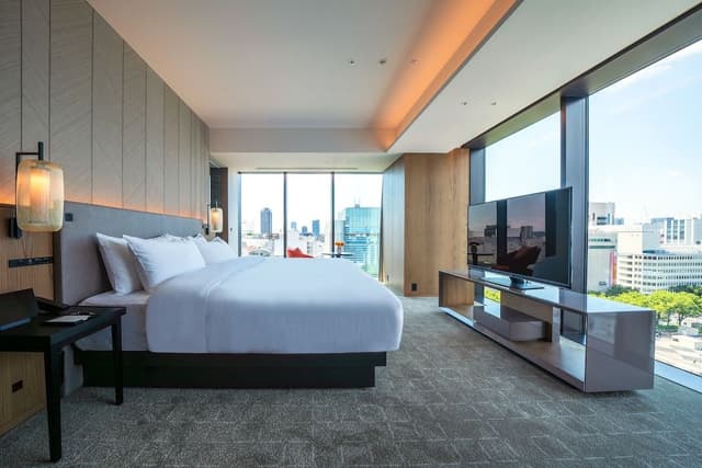 Premier Room, 1 King Bed, Non Smoking, Park View (Corner)
