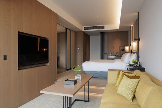 Premier Room, 1 King Bed, Non Smoking, Park View (Balcony)