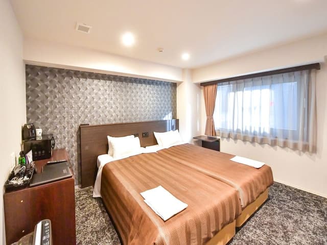 Twin Room, Smoking