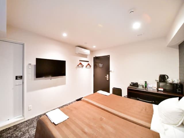 Twin Room, Smoking
