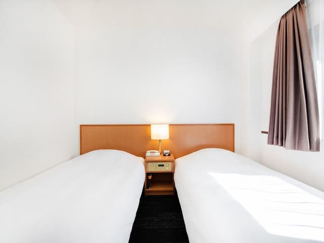 Twin Room, Smoking