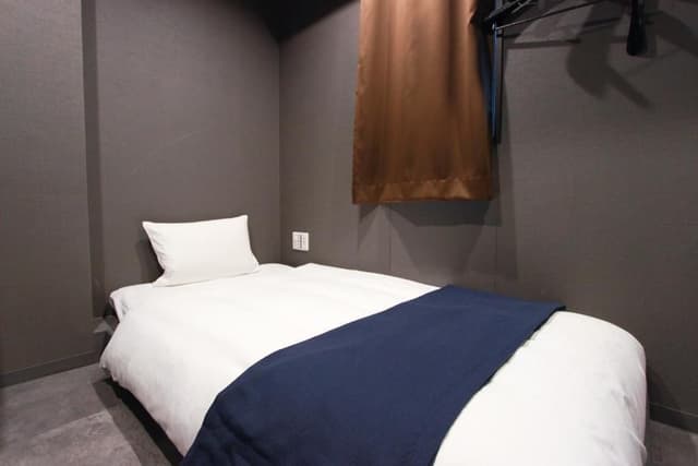 Single Room with Shower - Non-Smoking