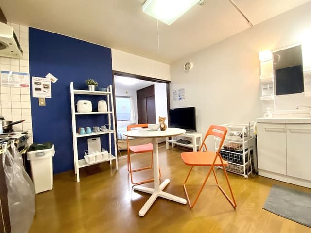 Apartment (402)