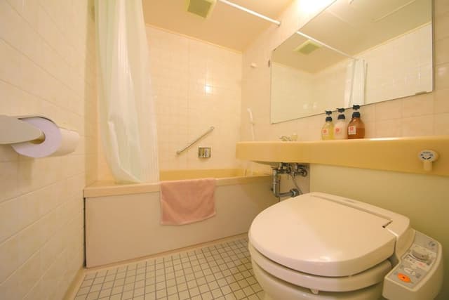 Twin Room, Smoking