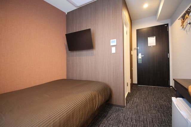 Single Room, Smoking