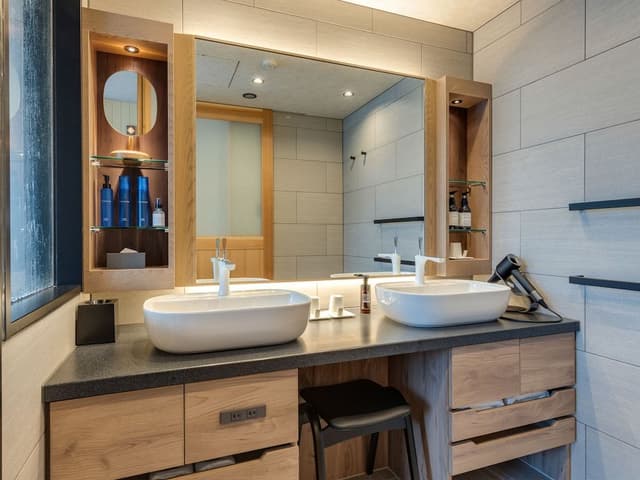 Deluxe Quadruple Room, Private Bathroom
