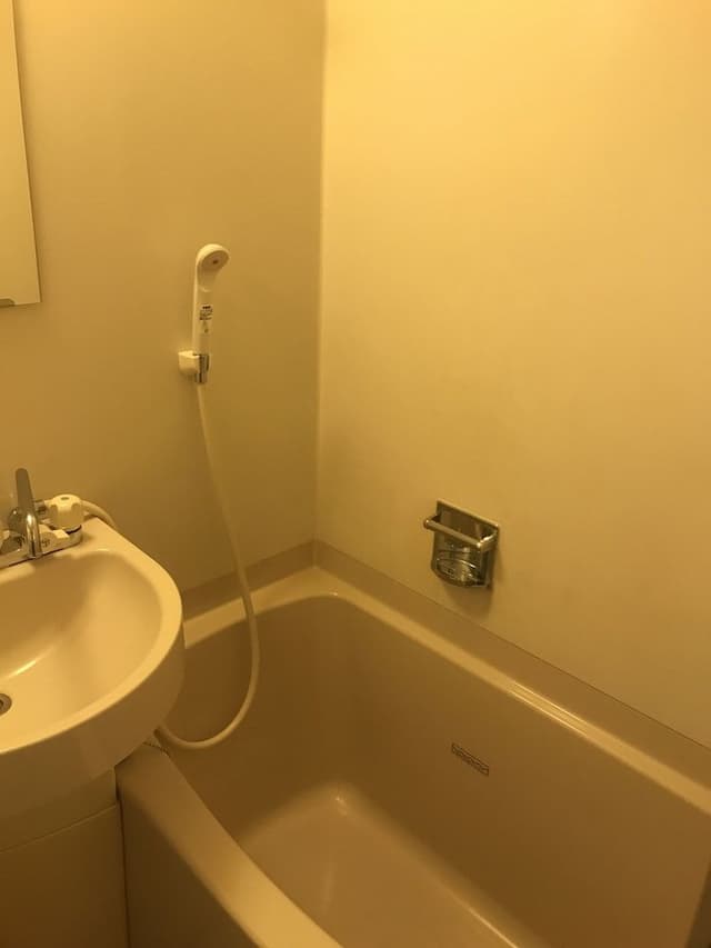 Twin Room, Smoking