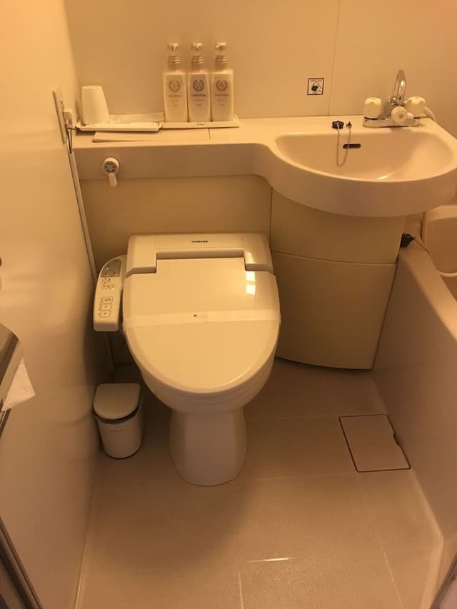 Twin Room, Smoking