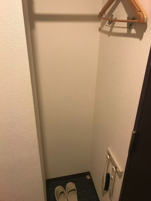 Twin Room, Smoking