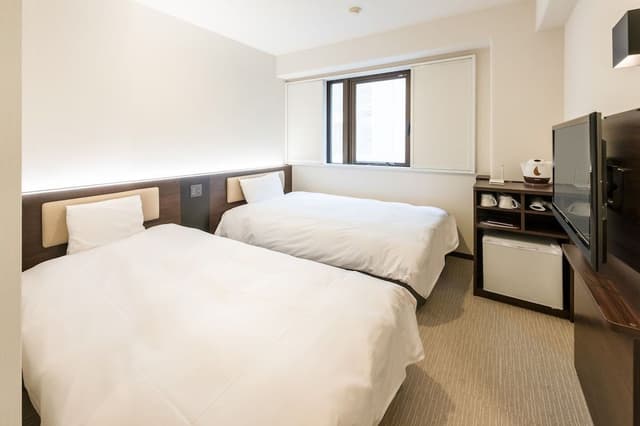 Twin Room, Smoking