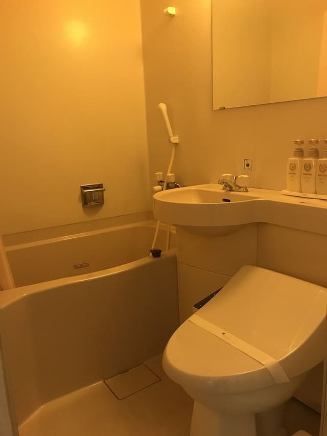 Twin Room, Smoking