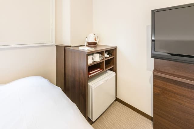 Twin Room, Smoking